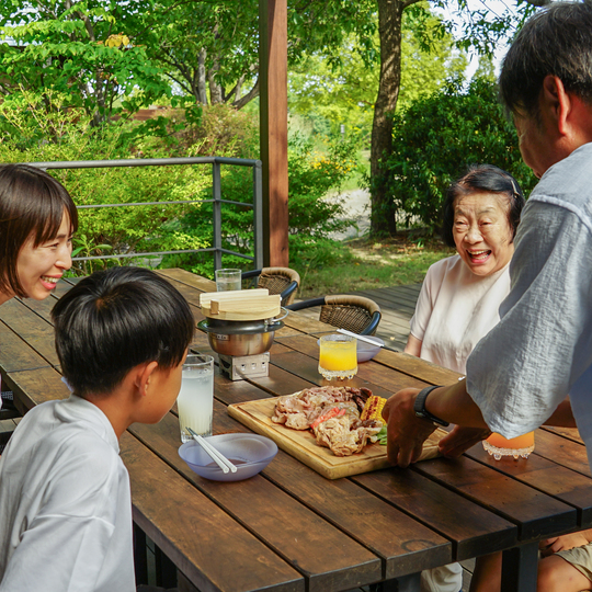 朝のコーヒーから、BBQ、夜の映画まで　ログハウスで楽しむ“一棟貸しステイ”